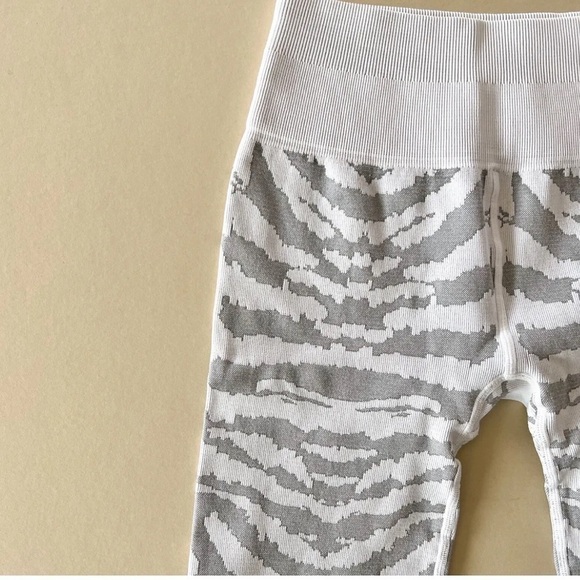 Nux Zebra Print Seamless 7/8 Leggings - Picture 4 of 5